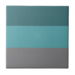 Aquamarine, graue Streifen Fliese<br><div class="desc">Ein graues und aquamarin gestreiftes Muster mit breiten,  horizontalen Streifen,  die ein farbiges geometrisches Bild bilden.</div>