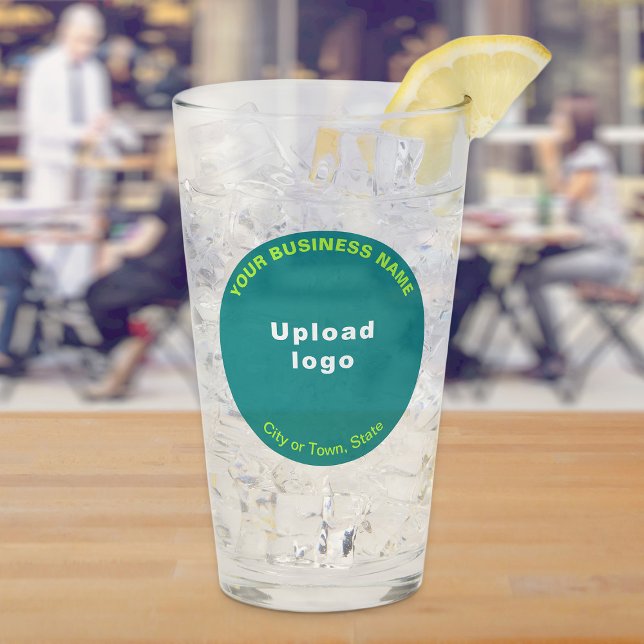 Aquamarine Green Round Shape-Marke für den Glass-C Glas (Build brand name awareness. Teal green round business brand on glass cup.)