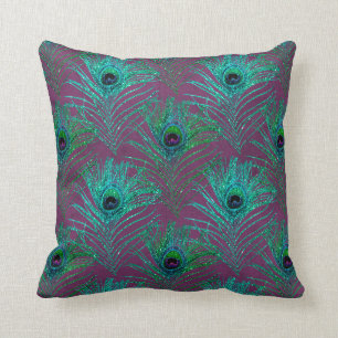 Aquamarine Pfauenfedern auf Lila Kissen