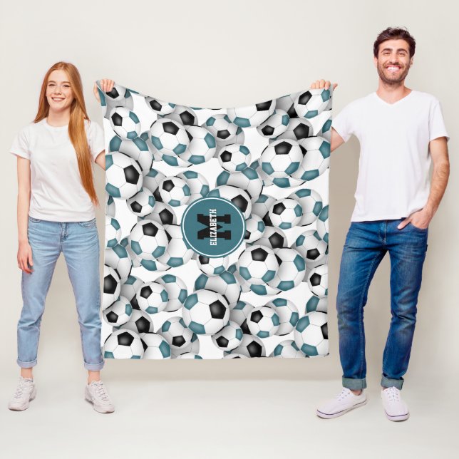 aquamarine schwarze Fußbälle Muster mit Monogramm Fleecedecke (Beispiel)