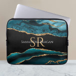 Aquamarine schwarze und goldene Gattung, Name der  Laptopschutzhülle<br><div class="desc">Ein trendiges Design von Aquamarin,  schwarz und goldfarben Agate. Personalisieren Sie Ihren Namen,  Ihre Initialen oder Ihre Nachricht in Gold und Weiß. Version 2.</div>