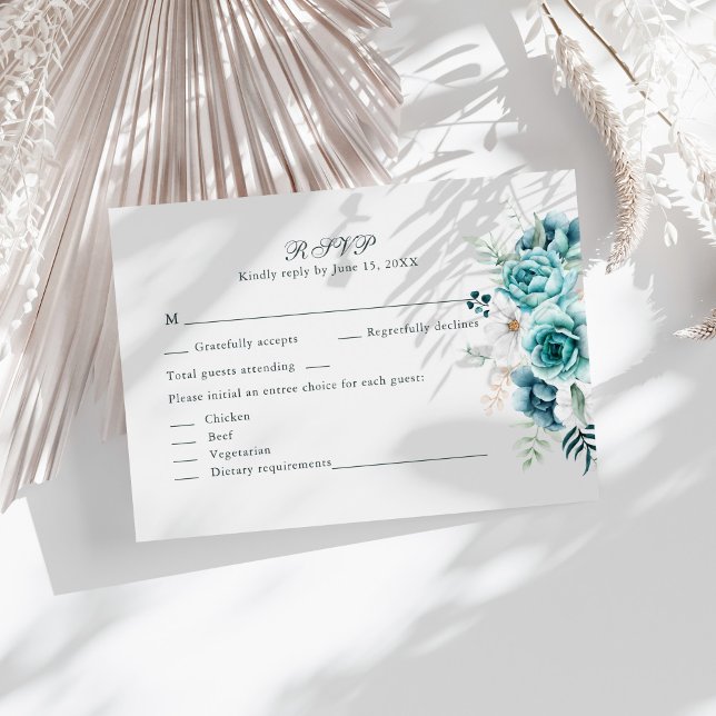 Aquamarine und cremefarbene Wildblumen mit RSVP-Ho RSVP Karte (Teal and Off-White Wildflowers Wedding RSVP Card on a sunny table with boho neutral dry botanicals)