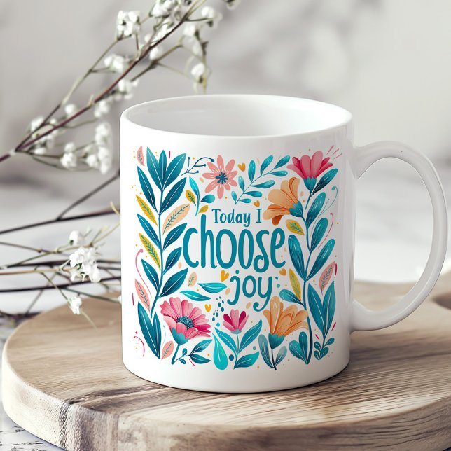 Aquamarine und korallenflorale Inspiration Selbstv Kaffeetasse (Teal and Coral Floral Inspiration Self-Care Coffee Mug on a boho kitchen table.)