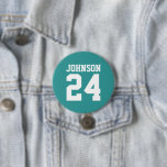 Aquamarine und weiße Athleten Name Jersey Nummer<br><div class="desc">Freuen Sie sich auf Ihr Lieblings-Sportteam, Ihren Fußballspieler oder zeigen Sie einfach Ihren Schulstolz mit einem personalisierten Spirituosenknopf! Fügen Sie Ihren Schulnamen hinzu oder personalisieren Sie ihn mit einem Spielernamen und Jersey-Nummer. Ideal für Fußball, Basketball, Baseball und Fußball! Erstellen Sie individuelle Buttone für das ganze Team, Cheerleader, Eltern und Geschwister,...</div>