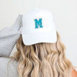 Aquamarine Varsity Monogramm Truckerkappe<br><div class="desc">Lassen Sie Ihre sportliche Seite mit einer maßgeschneiderten Baseballkappe mit einem kühnen Monogramm-Brief im Stile eines Kollegiums ausklingen. Personalisieren Sie es mit Ihren Lieblingsfarben, um Ihr Sportteam oder Ihren persönlichen Stil für ein einzigartiges Aussehen, das Sie... Ideal für Spieltage, lässige Ausflüge oder als ein einmaliges Erlebnis für Fans und Sportler....</div>