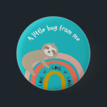 Aquamariner Faultier auf einem Regenbogen Ein biss Button<br><div class="desc">Dieses niedliche Knopfdesign hat einen Faultier, der einen Regenbogen umarmt!</div>