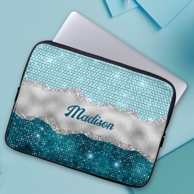 Aquamariner, gürtelgrüner Glitzer silber Monogramm Laptopschutzhülle (Von Creator hochgeladen)