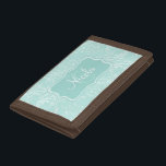 Aquamariner Name des gemusterten Aqua des Trifold Geldbörse<br><div class="desc">Modernes helles Aqua aquamariner gemusterter Geldbeutel des hued und weißen Damastes. Fertigen Sie diesen Geldbeutel oder Geldbörse mit Ihrem Namen und Ihrer Familieninitiale besonders an. Liest z.Z. Nicola C. Ideal personalisiertes genanntes Geschenk für Mädchen und Frauen. Entworfen durch Sarah Trett.</div>