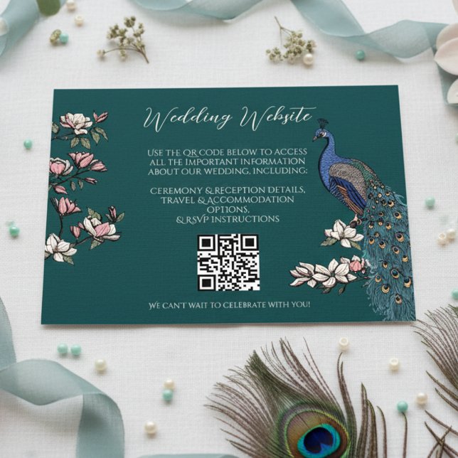 Aquamariner QR-Code für Green Peacock Garden Begleitkarte (Wedding Website Teal Enclosure Card. Hand Drawn Blue Peacock on Magnolia Tree Branches in Bloom. )