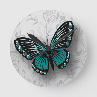 Aquamariner Schmetterling auf grauer Flora Runde Wanduhr