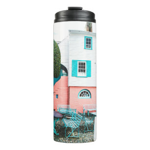 AQUAMARINER UND GRAUER TISCH UND BECKEN NEBEN WEIS THERMOSBECHER