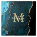 Aquamarines Blau und Goldmarmor Agate Fliese<br><div class="desc">Diese Kachel ist elegant und glamourös mit Marmorhintergrund, geode Edelsteindetails und Imitaten goldenen Glitzer Akzente. Das Monogramm kombiniert handgeschriebene Skripte mit modernen serifenlosen Schriftart für ein elegantes und raffiniertes Aussehen. Dies wird das ideale Geschenk, da es mit einem Namen und Initial angepasst werden kann. Die tiefen aquamarinen Blautöne machen es...</div>
