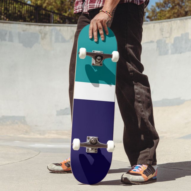 Aquamarines, blaues Schlichtes Farbblockdesign Skateboard (Von Creator hochgeladen)