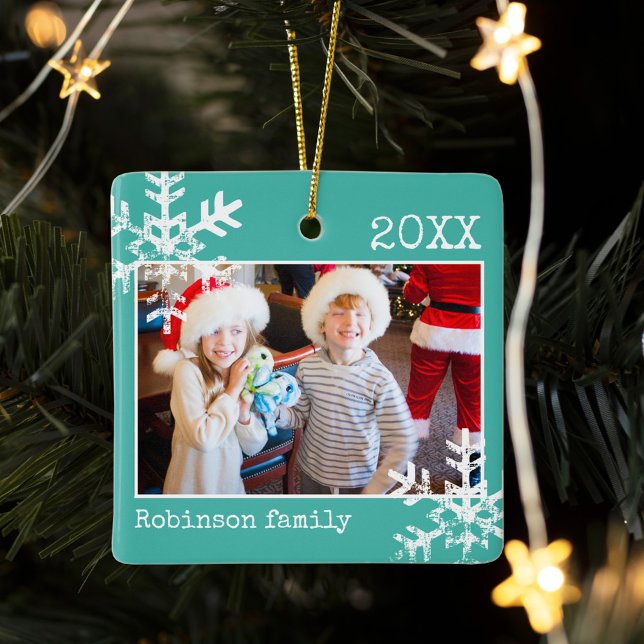 Aquamarines Foto Grenz Weißer Schneeflocken Urlaub Keramikornament (Rustic snowflake family holiday keepsake photo ornament perfect for gifts to bring joy to others.)
