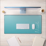 Aquamarines Handschriftzeichen Personalisiert Schreibtischunterlage<br><div class="desc">Eine personalisierte Tischmatte in modernem, aquamarinem Farbverlauf. Der trendige Schriftart für Handschriften fügt beim Hinzufügen Ihres Namens eine einzigartige Touch hinzu.</div>