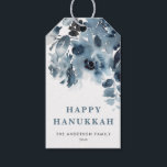Aquarell Blau Blumen Happy Hanukkah Geschenkanhänger<br><div class="desc">Happy Hanukka! Fügen Sie Ihren Geschenken einen schönen Blumenakzent mit diesen blumengeschenkten Tags hinzu. Es zeichnet sich durch ein Aquarellmuster blauer Blumen aus. Die Texte sind für jede Veranstaltung vollständig editierbar. Matching-Elemente sind verfügbar.</div>