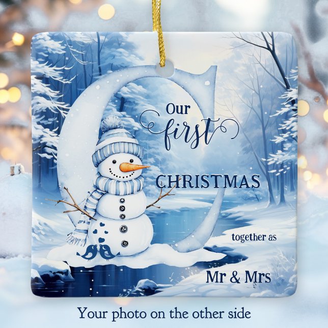 Aquarell Erster Weihnachtsmann und Foto Keramikornament (Christmas ornament featuring a watercolor snowman with love birds in an enchanted winter wonderland)