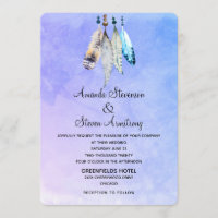 Aquarell-Federn auf bläulicher lila Hochzeit