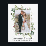 Aquarell Grüne Berries Verheiratet & Merry Postkarte<br><div class="desc">Die elegante Watercolor Winter Greenery Verheiratet & Merry Wedding Foto New Holiday Postcard beinhaltet Eukalyptus-Blätter und rote Heilige Beeren.</div>