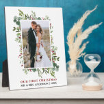 Aquarell Grünpflanzen Berries Neu verheiratetes Fo Fotoplatte<br><div class="desc">Modernes Minimalistisches Elegant Unser First Christmas neu verheiratetes Hochzeitsfest Foto Plaque umfasst elegante Watercolor,  Eukalyptus-Blätter und Holly Berries.</div>