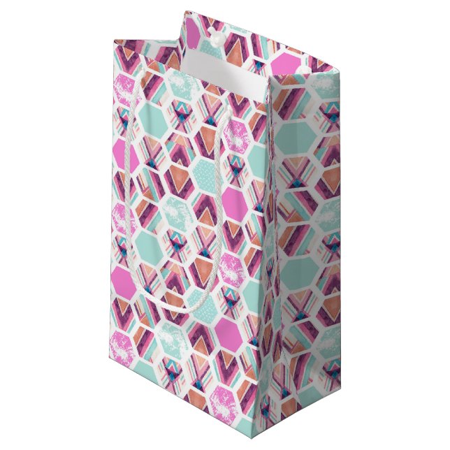 Aquarell-Hexagon-Muster Kleine Geschenktüte (Vorderseite Schrägansicht)