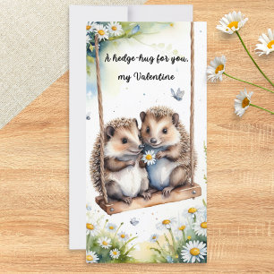 Aquarell Süße Igel auf einer Schaukel zum Valentin Feiertagskarte