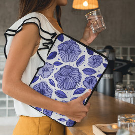 Aquarell und Blume - blaue Farbpalette Laptopschutzhülle