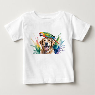 Aquarell von Ara und einem Golden Retriever Baby T-shirt