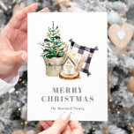 Aquarellbauernhof Rustikales Weihnachtsfest Feiertagspostkarte<br><div class="desc">Diese gemütliche,  rustikale Urlaubspostkarte bietet eine Aquarellbild von Kissen im Bauernstil,  einen Miniaturweihbaum und ein kleines Haus. Die Wörter "MERRY CHRISTMAS" erscheinen in grauen Serifenbriefen,  die sich mit der Kunst abstimmen. Fügen Sie den Namen Ihrer Familie und das Jahr in kohlegrauer Kursivschrift hinzu,  und Ihre Rücksendeadresse auf der Rückseite.</div>
