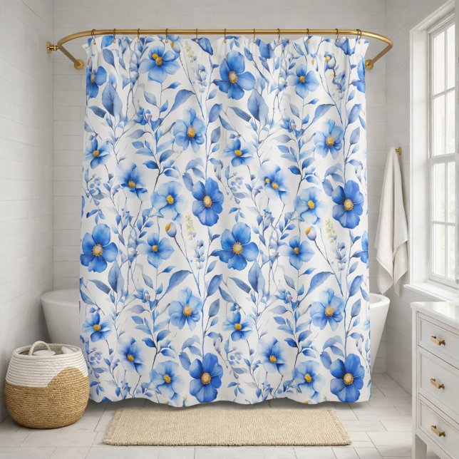 Aquarellblaue botanische Blumenmuster Duschvorhang (Elegant shower curtain featuring a pattern of watercolor blue flowers and delicate foliage)