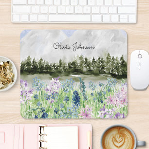 Aquarellblaue lila Blumenwiese auf dem Berg Mousepad