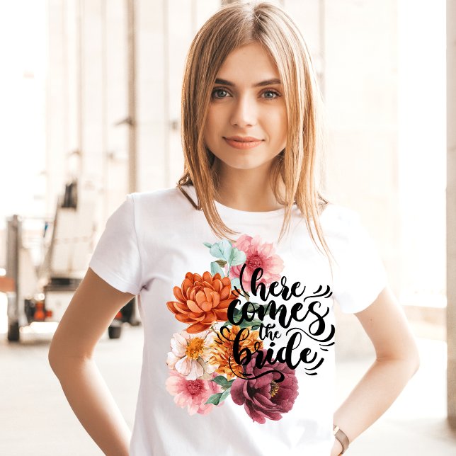Aquarellblume hier kommt die Braut T-Shirt (Von Creator hochgeladen)