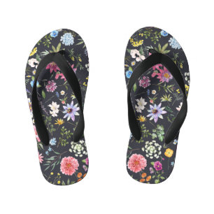 Aquarellblume: sanftes Sommermuster. Kinderbadesandalen