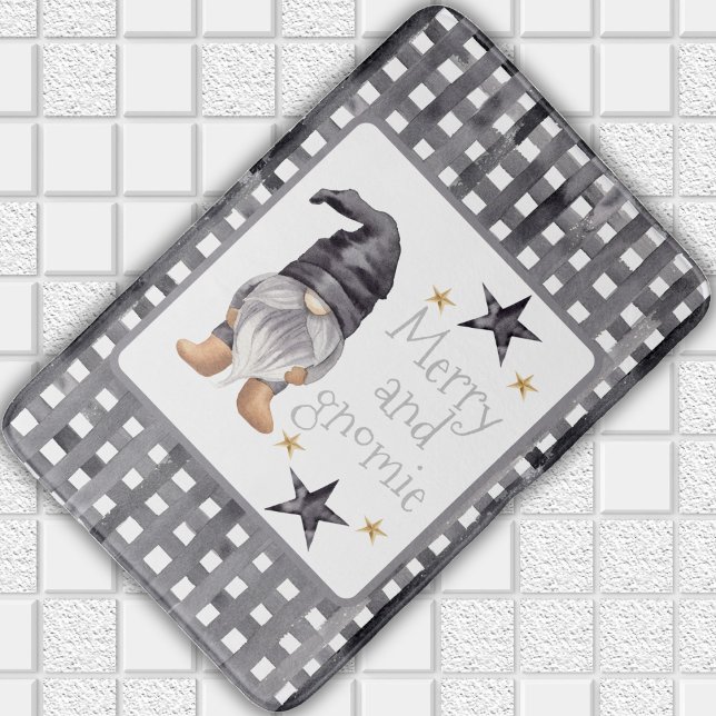 Aquareller Winter Gnome am Buffalo Karo Weihnachte Badematte (Von Creator hochgeladen)