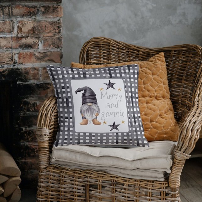 Aquareller Winter Gnome am Buffalo Karo Weihnachte Kissen (Cute gnome on buffalo check background design for Christmas pillow.)