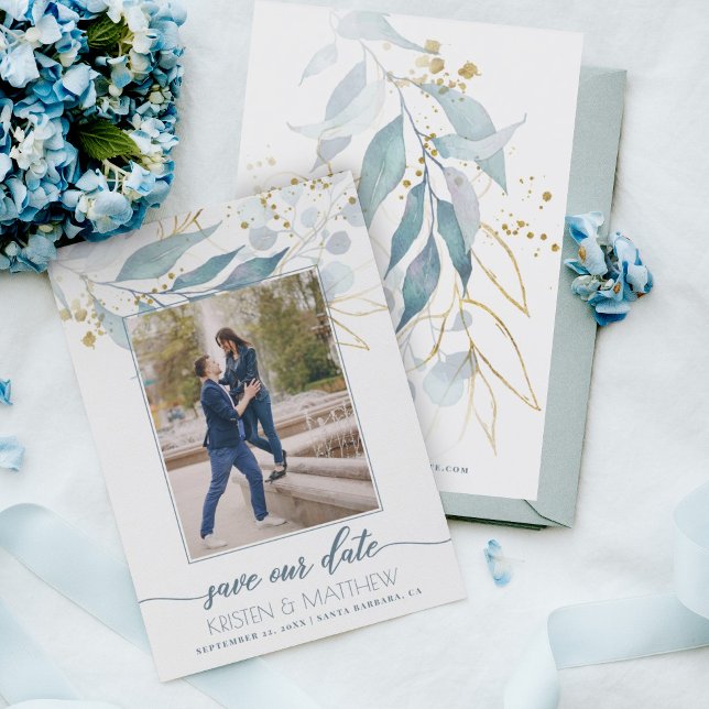 Aquarellfarben Blauer Blume Elegantes Foto Hochzei Save The Date (Dusty blue greenery save the date with an engagement photo and gold accents.)