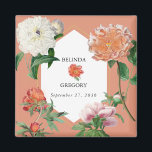 Aquarellfarben Pfirsichrosa Peonies Blume Hochzeit Magnet<br><div class="desc">Ein wunderschönes Aquarellpfirsich und rosa Pfannkuchen Blume Hochzeitsdesign mit goldenem geometrischem Rahmen auf pfirsichfarbenem Hintergrund. Ein einzigartiges Design, das Vintage botanische Tornfloralen in Pfirsich- und Rosatönen verwendet. Ein elegantes pfirsichfarbenes und rosafarbenes Bauerndesign mit einem Hauch von Grün. Ein elegantes geometrisches Rahmen Gastgeschenk Hochzeit Magnet Design mit modernen Elementen. Auch die...</div>