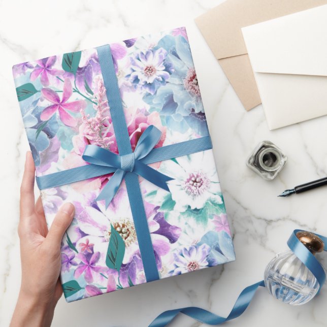 Aquarellfarben, rosa, blaue Blumen.  Geschenkpapier (Schenken)