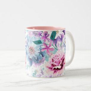Aquarellfarben, rosa, blaue Blumen. Zweifarbige Tasse