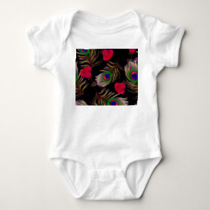 Aquarellfarbene Rose, Pfauenfedern, dekorativ. Baby Strampler