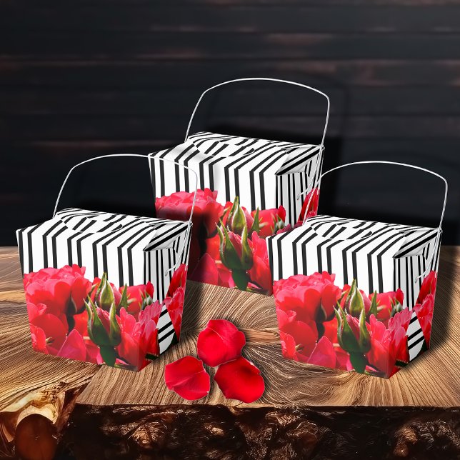 Aquarellfarbene Rote Rosen Schwarz-weiße Streifen  Geschenkschachtel (Take out style favor boxes 2"w x 2"l x 2.75"h, ships flat, some assembly required.)