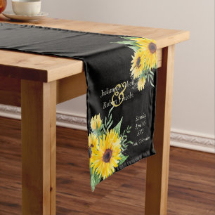 Aquarellfarbene Sonnenblumen auf schwarzer Hochzei Großer Tischläufer