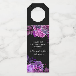 Aquarellfarbene violette Blumen. Schwarze Hochzeit Flaschenanhänger