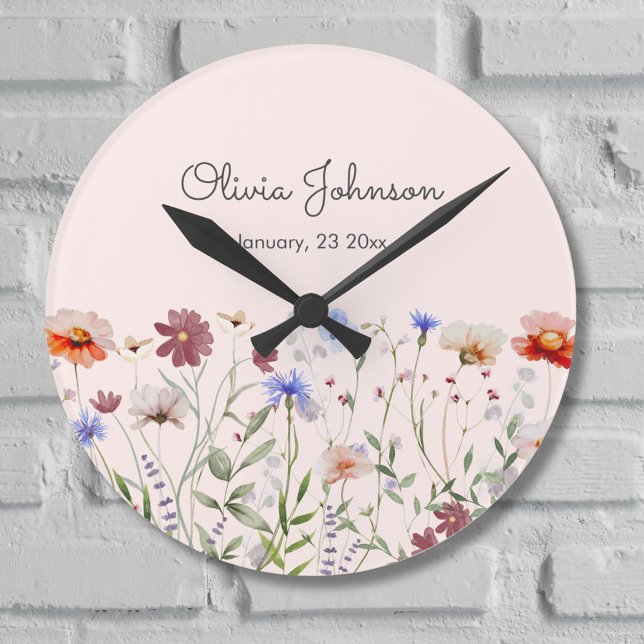 Aquarellfarbene Wildblume Baby Birth Keepake Runde Wanduhr (In situ)