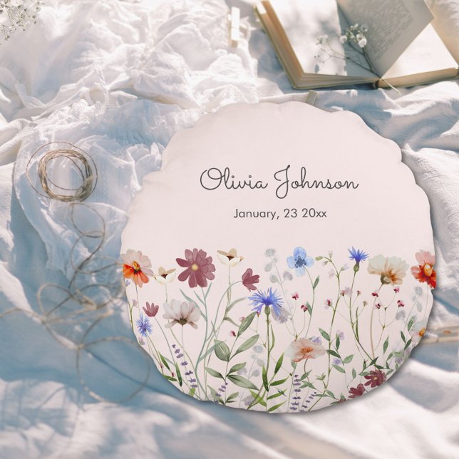 Aquarellfarbene Wildblume Baby Birth Keepake Rundes Kissen (In situ)