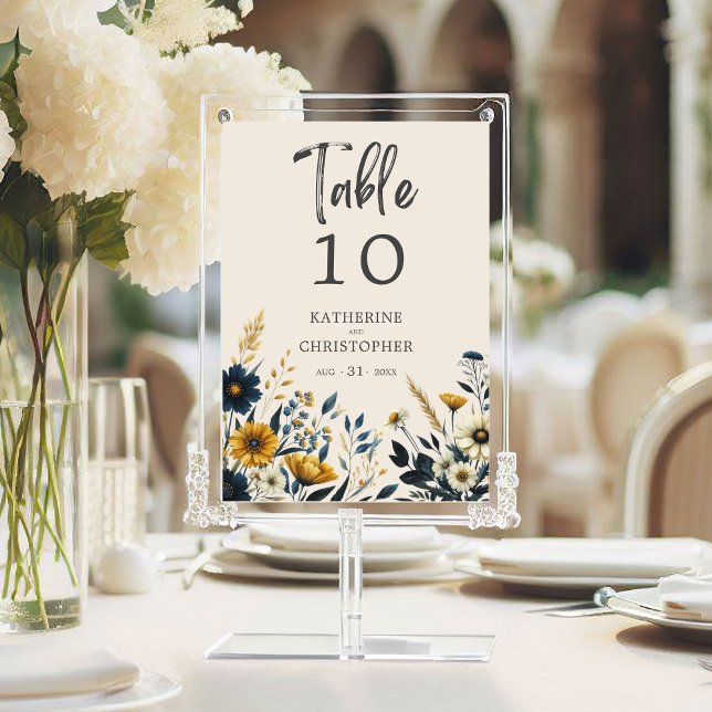 Aquarellfarbene Wildblumen Elegante Beige Hochzeit Tischnummer (Watercolor Wildflowers Elegant Wedding Table Number with Guest Names, Blue and Yellow Wildflowers.)