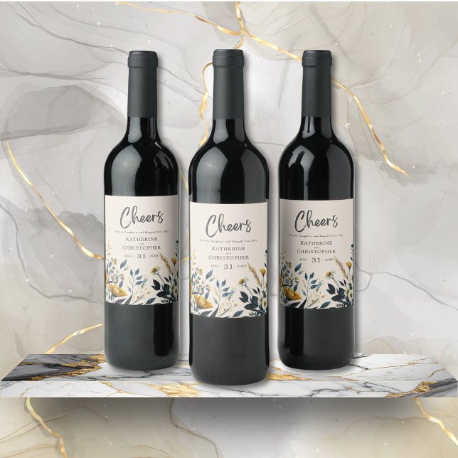 Aquarellfarbene Wildblumen Elegante Cheers Wedding Weinetikett (Watercolor Floral Elegant Cheers Wedding Wine Bottle Label with Blue and Yellow Wildflowers.)