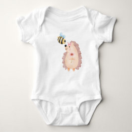 Aquarellfarbener Igel Cartoon, der mit einer Biene Baby Strampler