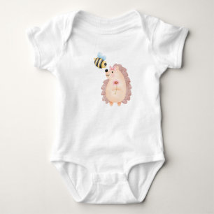 Aquarellfarbener Igel Cartoon, der mit einer Biene Baby Strampler