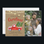 Aquarellfarbener Vintager Truck Foto Holiday<br><div class="desc">Aquarell Vintag Red Truck and Tree Foto Holiday Card - Was für eine lustige Art, Ihre Feriengruß zu schicken. Auf der Karte finden Sie Ihr schönes Foto, einen Vintagen, roten, mit Weihnachtsbäumen gefüllten Aquarellwagen. Eine Reihe glühender Lichter, die über dem Kopf hängen. Alle Texte können bearbeitet werden. Unser hochwertiges Template...</div>